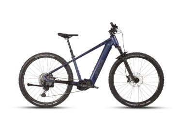 Dunkelblaues MAXX Pacemaxx ELS Sport E-Bike mit breiten Reifen und Shimano E-Bike-Antrieb.