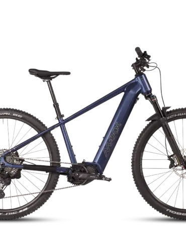 Dunkelblaues MAXX Pacemaxx ELS Sport E-Bike mit breiten Reifen und Shimano E-Bike-Antrieb.