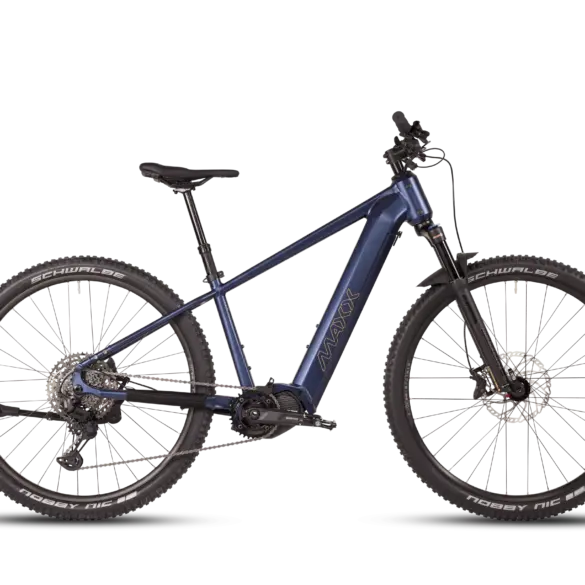 Dunkelblaues MAXX Pacemaxx ELS Sport E-Bike mit breiten Reifen und Shimano E-Bike-Antrieb.