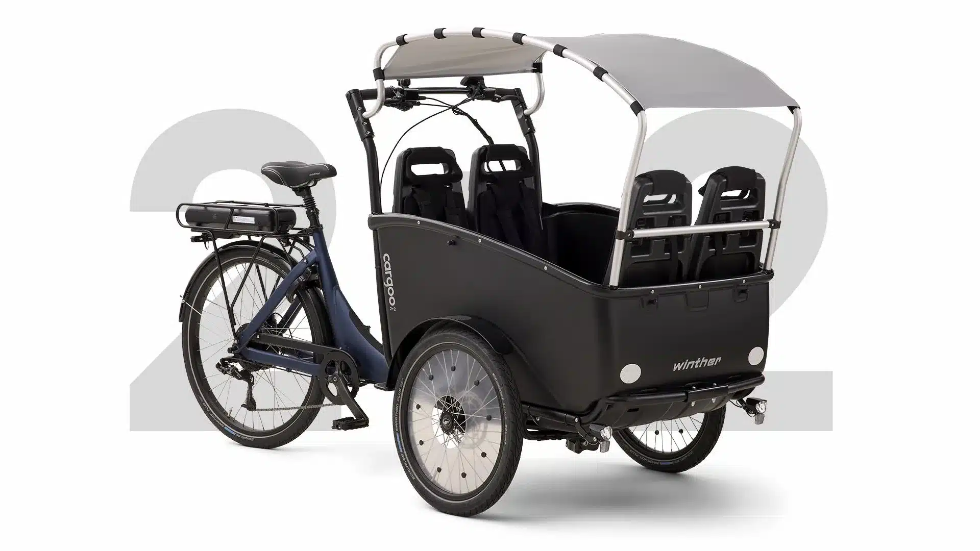 Winther Cargoo 2+2 Lastenrad mit Platz für vier Kinder, schwarze Ladebox mit Verdeck und Sitzen.