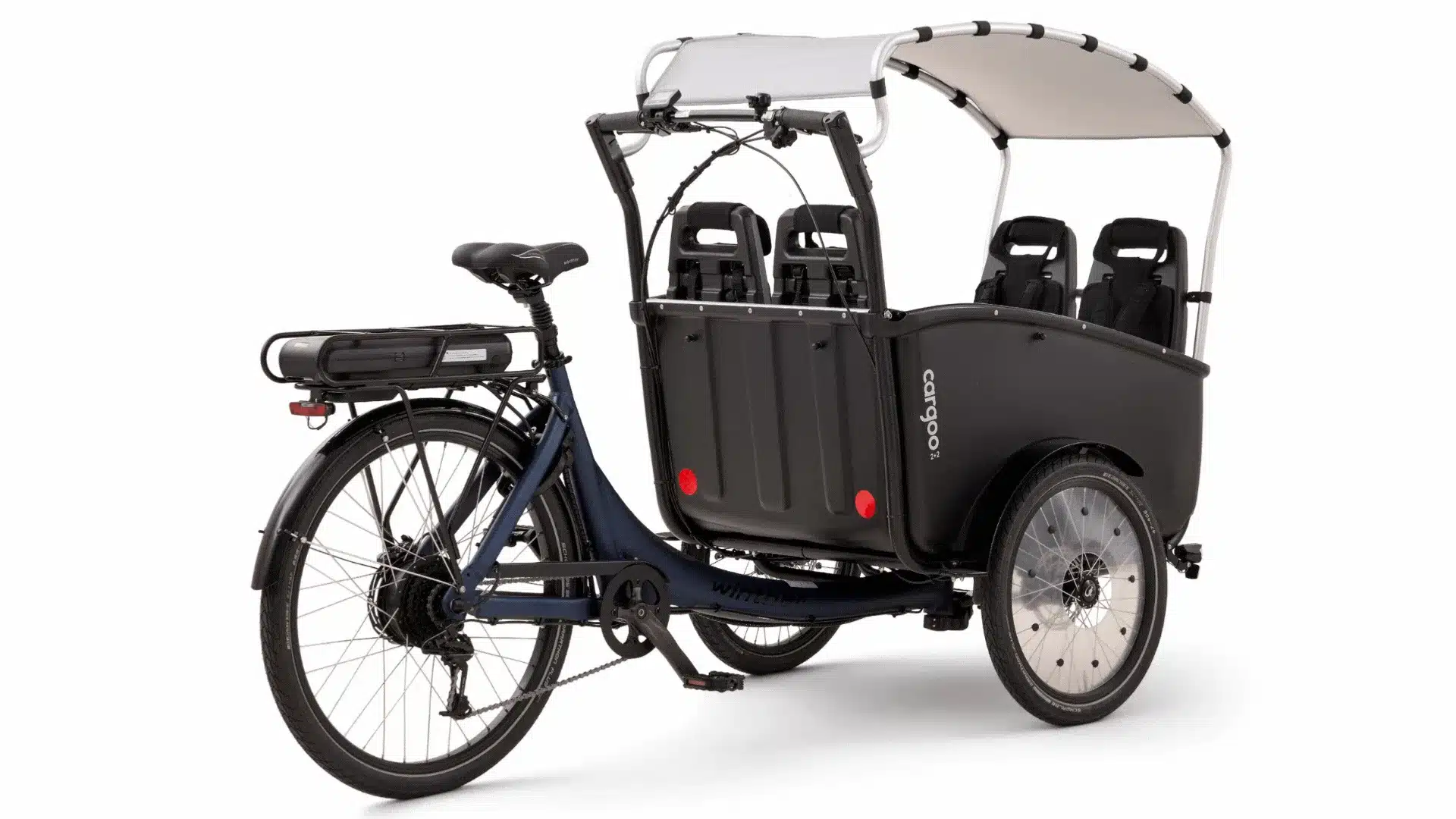 Ein blaues Winther Cargoo 2+2 Familien-Lastenrad mit schwarzer Kabine, ausgestattet für den Transport von Kindern.
