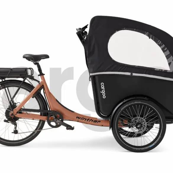 Seitliche Ansicht eines braunen und schwarzen Cargoo Lastenrads mit Kabine auf weißem Hintergrund.