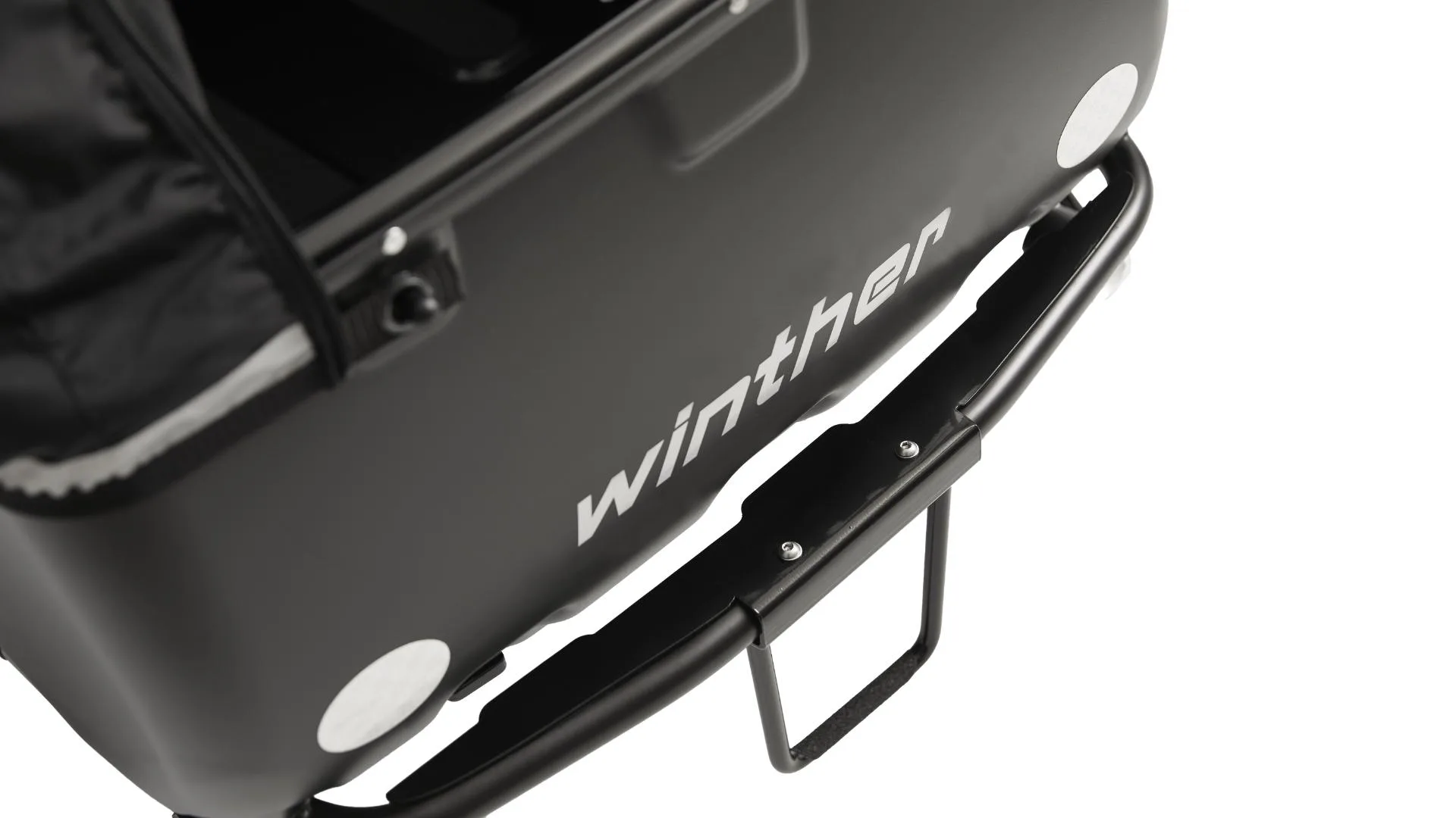 Detailaufnahme des schwarzen Cargoo Lastenrads, zeigt die Seitenwand mit dem weißen Schriftzug 'winther' und einem schwarzen Haltebügel.