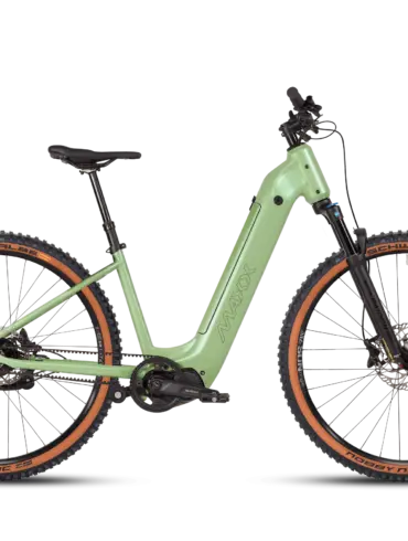 Vollansicht des MAXX Pacemaxx Comfort ELS Sport E-Bikes in Hellgrün mit Fokus auf den robusten Rahmen, die Federgabel und die breiten Reifen mit braunen Seitenwänden.