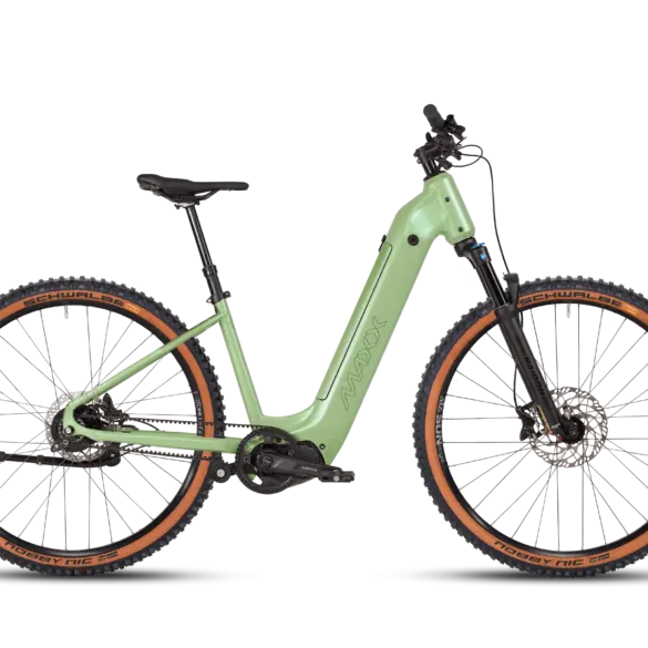 Vollansicht des MAXX Pacemaxx Comfort ELS Sport E-Bikes in Hellgrün mit Fokus auf den robusten Rahmen, die Federgabel und die breiten Reifen mit braunen Seitenwänden.
