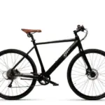Ein schwarzes GEERO 2 E-Bike mit braunem Sattel und dem Schriftzug "Geero" auf dem Unterrohr, präsentiert vor einem weißen Hintergrund.