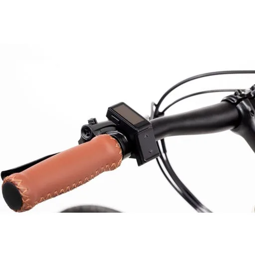 Detailaufnahme des Lenkers eines GEERO 2 E-Bikes mit braunen Ledergriffen und kleinem digitalen Display.