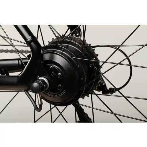 Nahaufnahme des Hinterradnabenmotors und des Ritzelpakets eines schwarzen GEERO 2 E-Bikes mit sichtbarer Kette und Speichen.