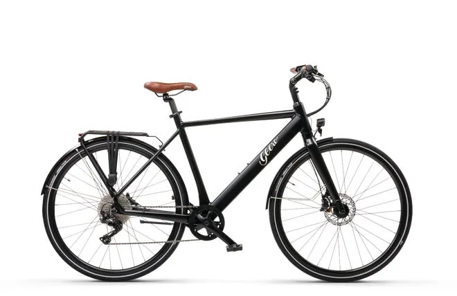 Seitenansicht eines schwarzen GEERO 2 E-Bikes im City-Modell, ausgestattet mit Gepäckträger, Schutzblechen und braunem Sattel.