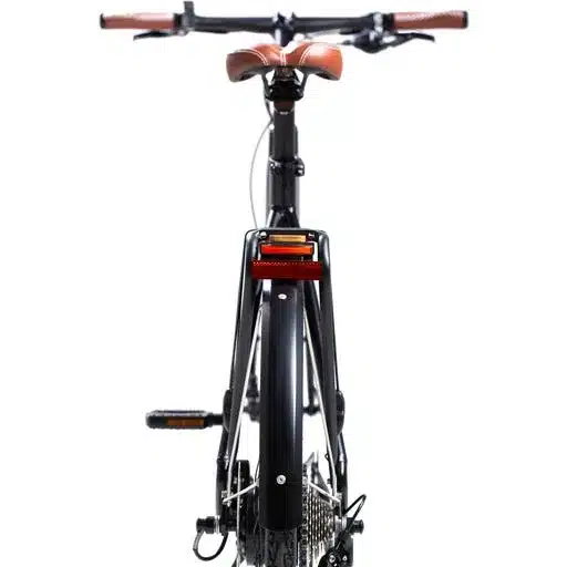 Rückansicht eines schwarzen GEERO 2 E-Bikes mit braunem Sattel und Lenker, detailliert auf Schutzblech, Gepäckträger, Kette und Rücklicht.
