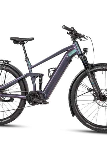Seitenansicht eines violett-grün schimmernden MAXX Tourmaxx ELS Tour E-Bikes mit vollgefedertem Rahmen, Gepäckträger, Schutzblechen und breiten Reifen.