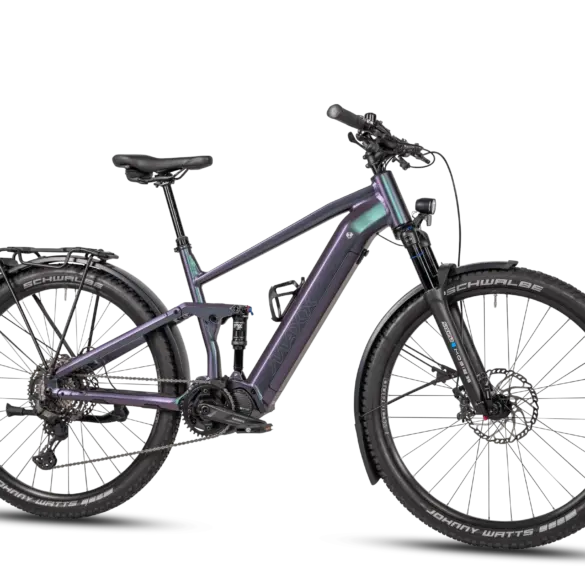 Seitenansicht eines violett-grün schimmernden MAXX Tourmaxx ELS Tour E-Bikes mit vollgefedertem Rahmen, Gepäckträger, Schutzblechen und breiten Reifen.
