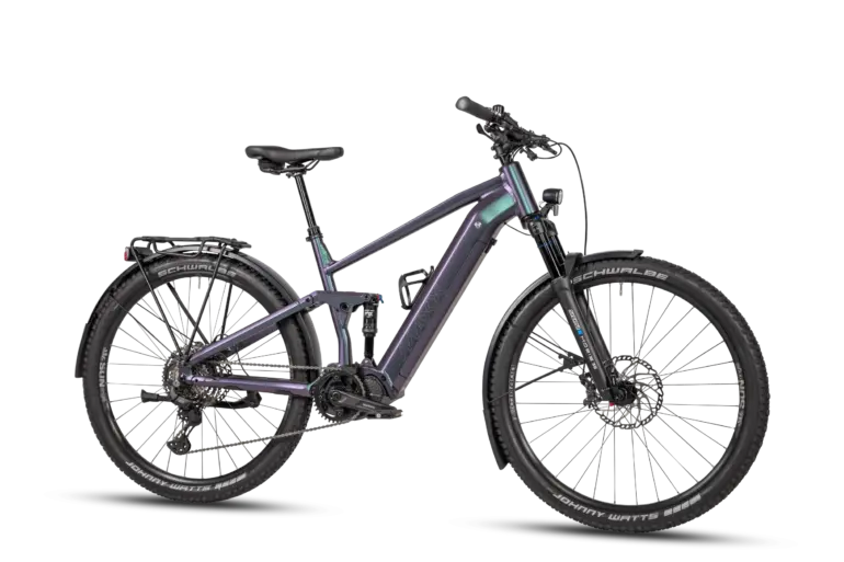 Seitenansicht eines violett-grün schimmernden MAXX Tourmaxx ELS Tour E-Bikes mit vollgefedertem Rahmen, Gepäckträger, Schutzblechen und breiten Reifen.