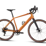 Das MAXX Roadmaxx ELF Sport R60 ist ein orangefarbenes E-Bike mit Dropbar-Lenker und breiten Reifen, präsentiert in einer Studioaufnahme.