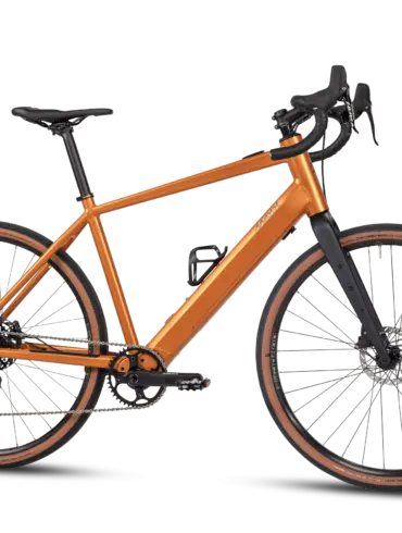 Das MAXX Roadmaxx ELF Sport R60 ist ein orangefarbenes E-Bike mit Dropbar-Lenker und breiten Reifen, präsentiert in einer Studioaufnahme.