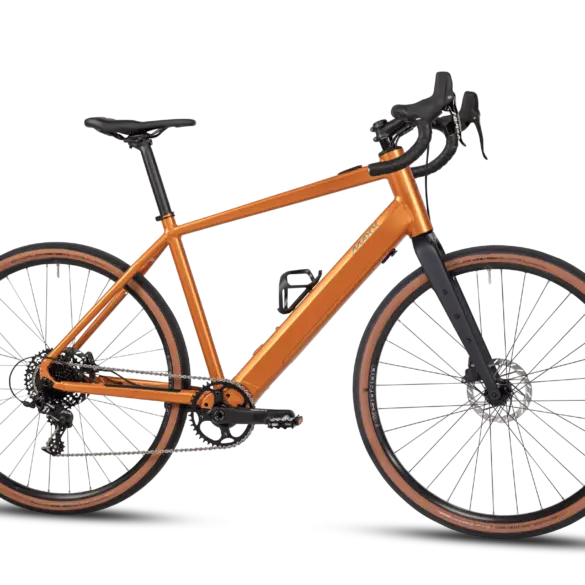 Das MAXX Roadmaxx ELF Sport R60 ist ein orangefarbenes E-Bike mit Dropbar-Lenker und breiten Reifen, präsentiert in einer Studioaufnahme.