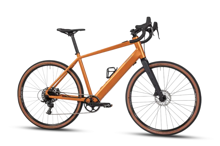 Das MAXX Roadmaxx ELF Sport R60 ist ein orangefarbenes E-Bike mit Dropbar-Lenker und breiten Reifen, präsentiert in einer Studioaufnahme.