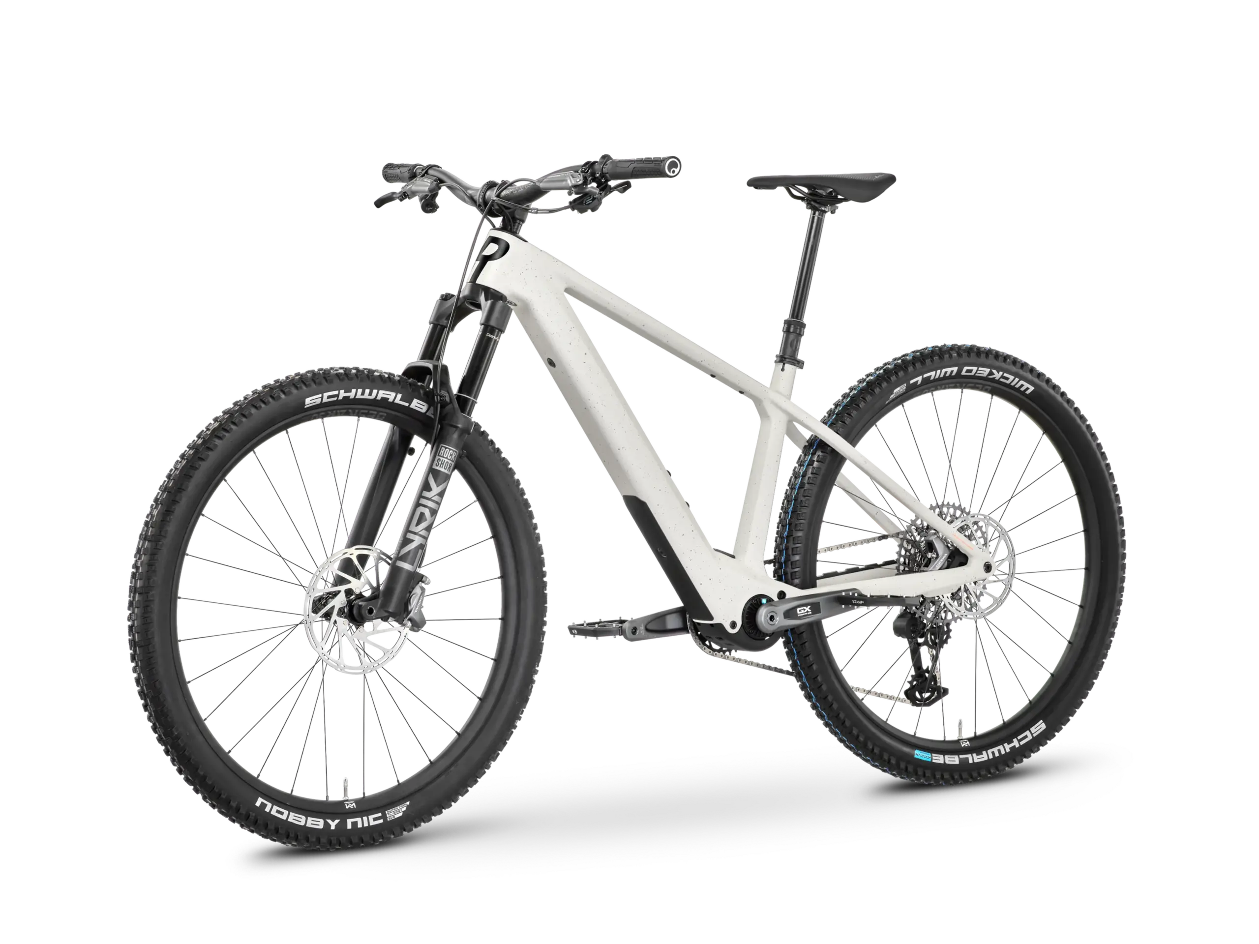 Ein weißes Rose Bonero Plus 3 E-Mountainbike mit Felgenbremsen und Schwalbe-Reifen steht vor schwarzem Hintergrund.