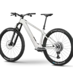 Seitliche Ansicht eines weißen Rose Bonero Plus 3 E-Mountainbikes mit schwarzen Details.