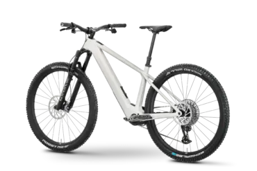 Seitliche Ansicht eines weißen Rose Bonero Plus 3 E-Mountainbikes mit schwarzen Details.