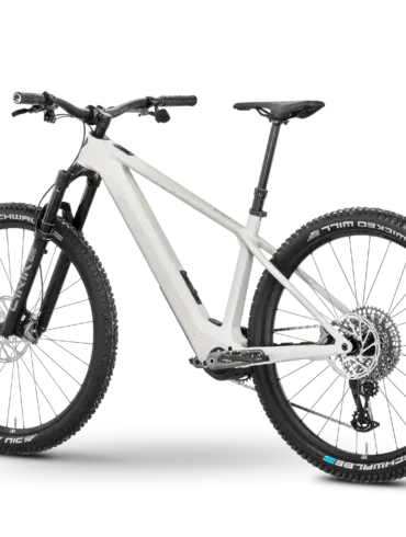 Seitliche Ansicht eines weißen Rose Bonero Plus 3 E-Mountainbikes mit schwarzen Details.
