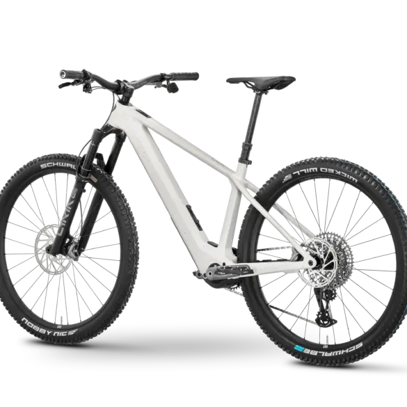 Seitliche Ansicht eines weißen Rose Bonero Plus 3 E-Mountainbikes mit schwarzen Details.