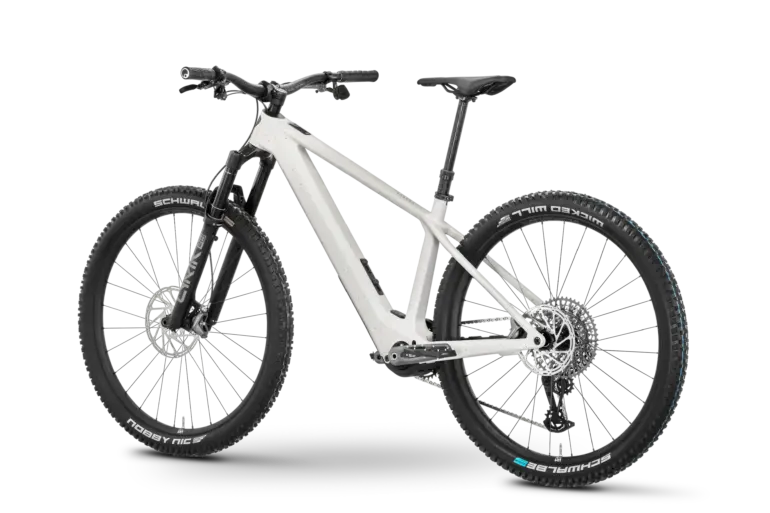 Seitliche Ansicht eines weißen Rose Bonero Plus 3 E-Mountainbikes mit schwarzen Details.