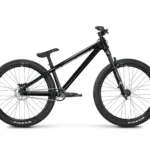 Schwarz lackiertes Rose Bruce 2 Dirt Jump Bike mit Marzocchi Bomber DJ Gabel, Maxxis Reifen und Truvativ Kurbelgarnitur.