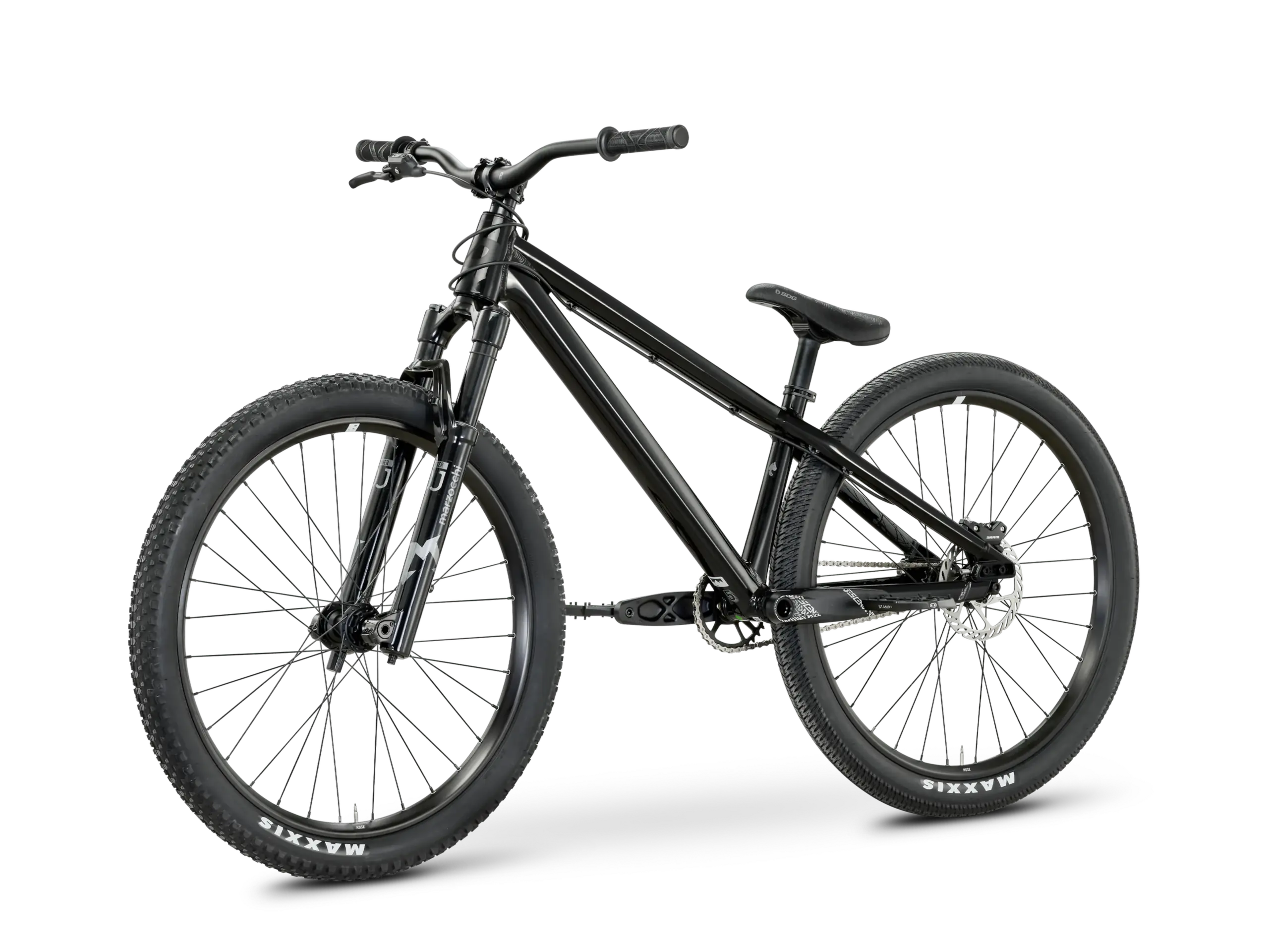 Schwarzes Rose Bruce 2 Dirt Jump Bike mit Marzocchi Bomber DJ Gabel und Maxxis Reifen, von der Seite betrachtet.