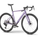Seitliche Ansicht eines Rose Backroad FF Gravelbikes in der Farbe "Sweet Plum" auf schwarzem Hintergrund.