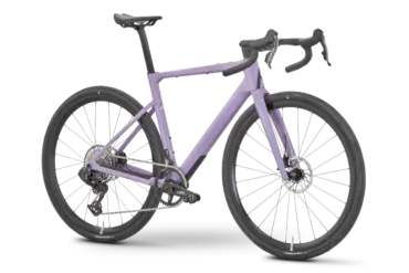 Seitliche Ansicht eines Rose Backroad FF Gravelbikes in der Farbe "Sweet Plum" auf schwarzem Hintergrund.