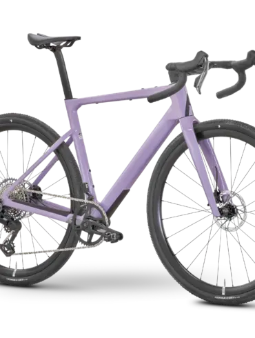 Seitliche Ansicht eines Rose Backroad FF Gravelbikes in der Farbe "Sweet Plum" auf schwarzem Hintergrund.