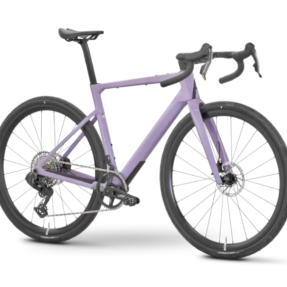 Seitliche Ansicht eines Rose Backroad FF Gravelbikes in der Farbe "Sweet Plum" auf schwarzem Hintergrund.