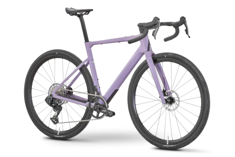Seitliche Ansicht eines Rose Backroad FF Gravelbikes in der Farbe "Sweet Plum" auf schwarzem Hintergrund.