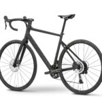 Schwarz lackiertes Rose Blend Road Fahrrad im Seitenprofil mit Fokus auf den Rahmen, die Carbongabel und die elektronischen Komponenten.
