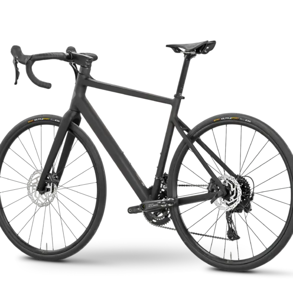 Schwarz lackiertes Rose Blend Road Fahrrad im Seitenprofil mit Fokus auf den Rahmen, die Carbongabel und die elektronischen Komponenten.