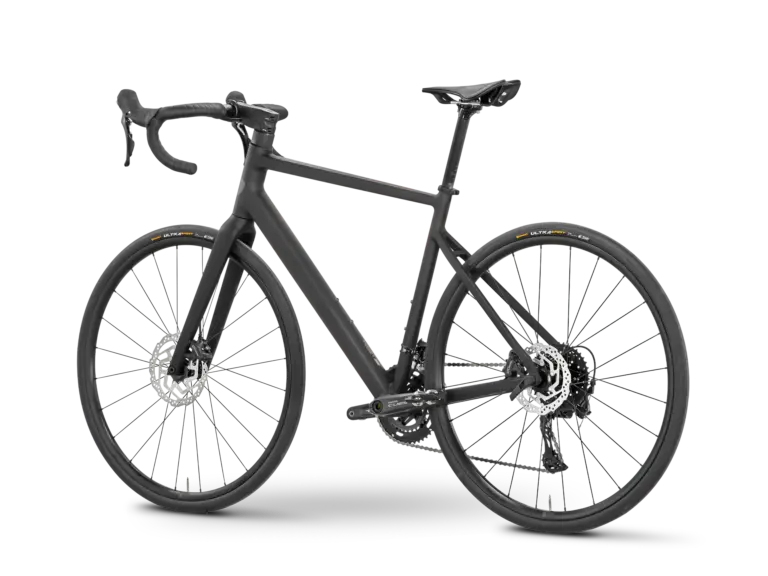 Schwarz lackiertes Rose Blend Road Fahrrad im Seitenprofil mit Fokus auf den Rahmen, die Carbongabel und die elektronischen Komponenten.