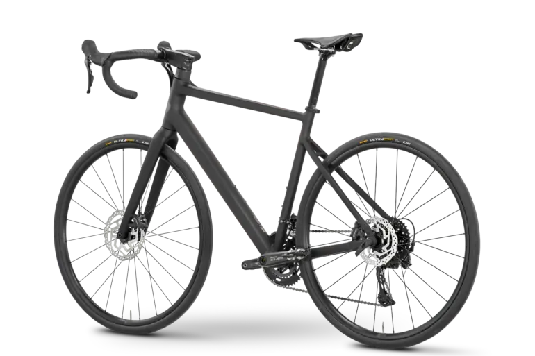 Schwarz lackiertes Rose Blend Road Fahrrad im Seitenprofil mit Fokus auf den Rahmen, die Carbongabel und die elektronischen Komponenten.