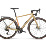 Seitenansicht eines ROSE Backroad AL EQ Gravelbikes in sandfarben mit Schutzblechen und Gepäckträgern.
