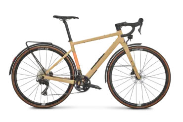 Seitenansicht eines ROSE Backroad AL EQ Gravelbikes in sandfarben mit Schutzblechen und Gepäckträgern.