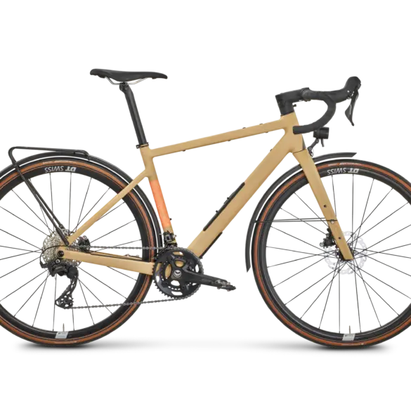 Seitenansicht eines ROSE Backroad AL EQ Gravelbikes in sandfarben mit Schutzblechen und Gepäckträgern.