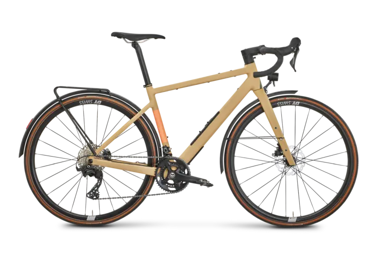 Seitenansicht eines ROSE Backroad AL EQ Gravelbikes in sandfarben mit Schutzblechen und Gepäckträgern.