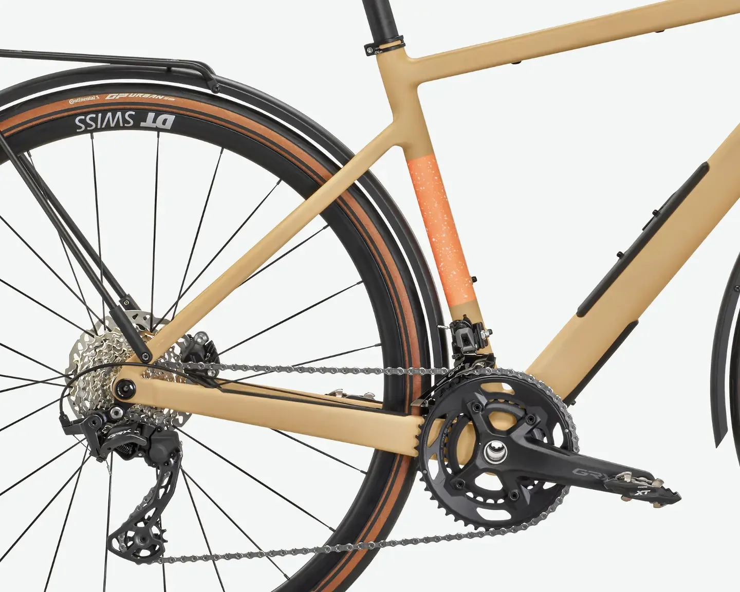 Nahaufnahme des Antriebs und Hinterrads eines sandfarbenen ROSE Backroad AL EQ Gravelbikes mit Schutzblech und Gepäckträger-Befestigung.