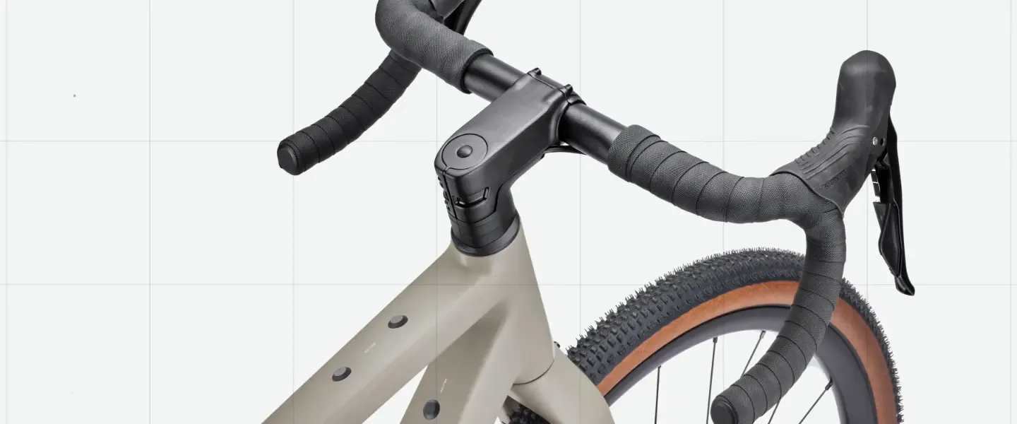 Detailaufnahme des Lenkers, Vorbaus und Oberrohrs eines ROSE Backroad AL Gravelbikes.