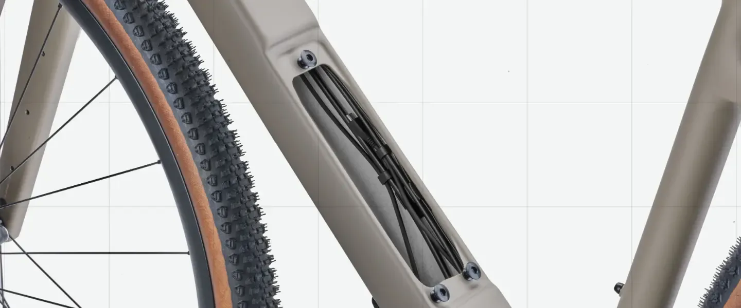 Detailansicht des Steuerrohrs eines ROSE Backroad AL Gravelbikes mit freiliegender, innen verlegter Kabelführung und einem Teil des Vorderreifens.