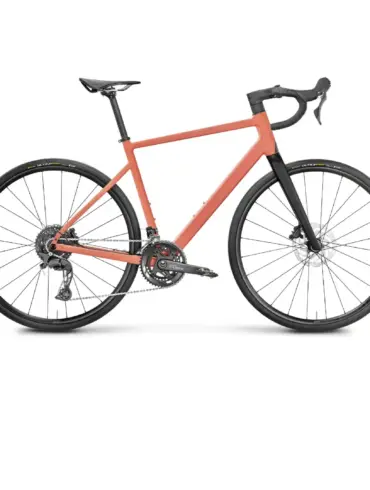 Rose Blend Road Endurance-Rennrad in korallenrot mit schwarzen Anbauteilen.