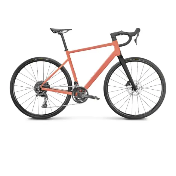 Rose Blend Road Endurance-Rennrad in korallenrot mit schwarzen Anbauteilen.