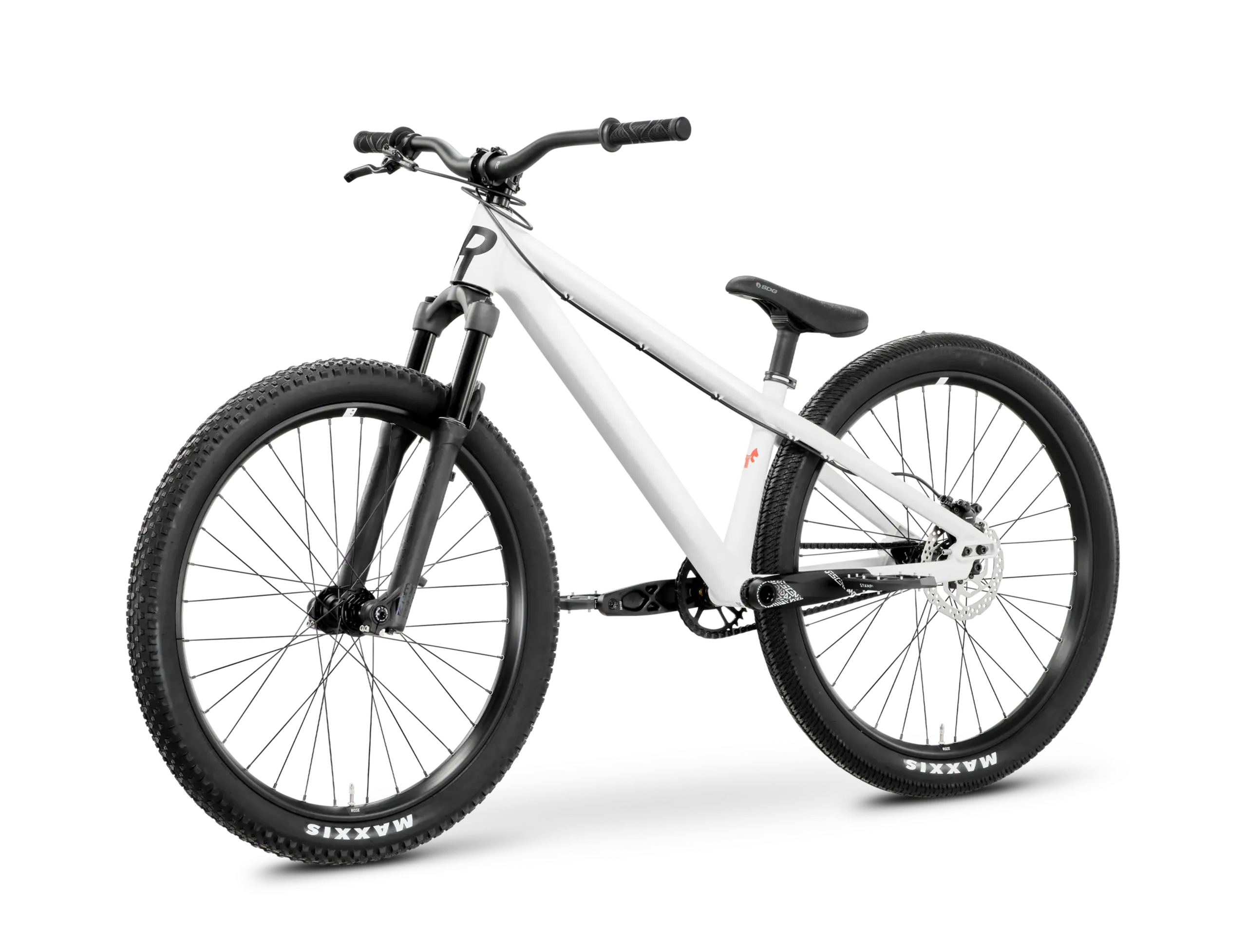 Weißes Rose Bruce 1 Dirt Bike mit schwarzen Felgen und Reifen, schwarzem Lenker und Sattel. Deutlich erkennbar ist die Manitou Gabel vorne und die Shimano Bremse.