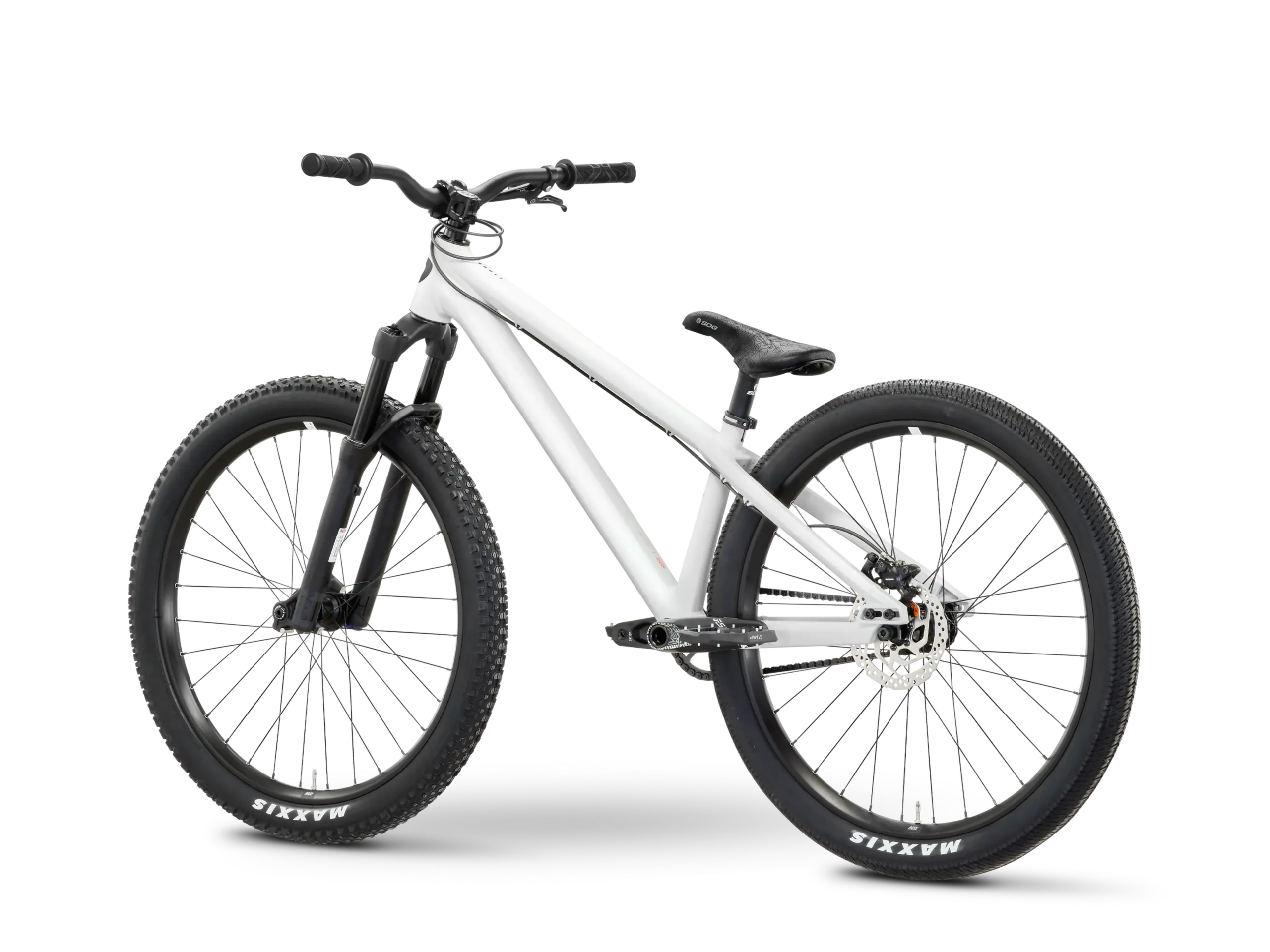 Studioaufnahme eines weißen Rose Bruce 1 Dirt Bikes mit schwarzem Lenker, Sattel und Reifen auf schwarzem Hintergrund.