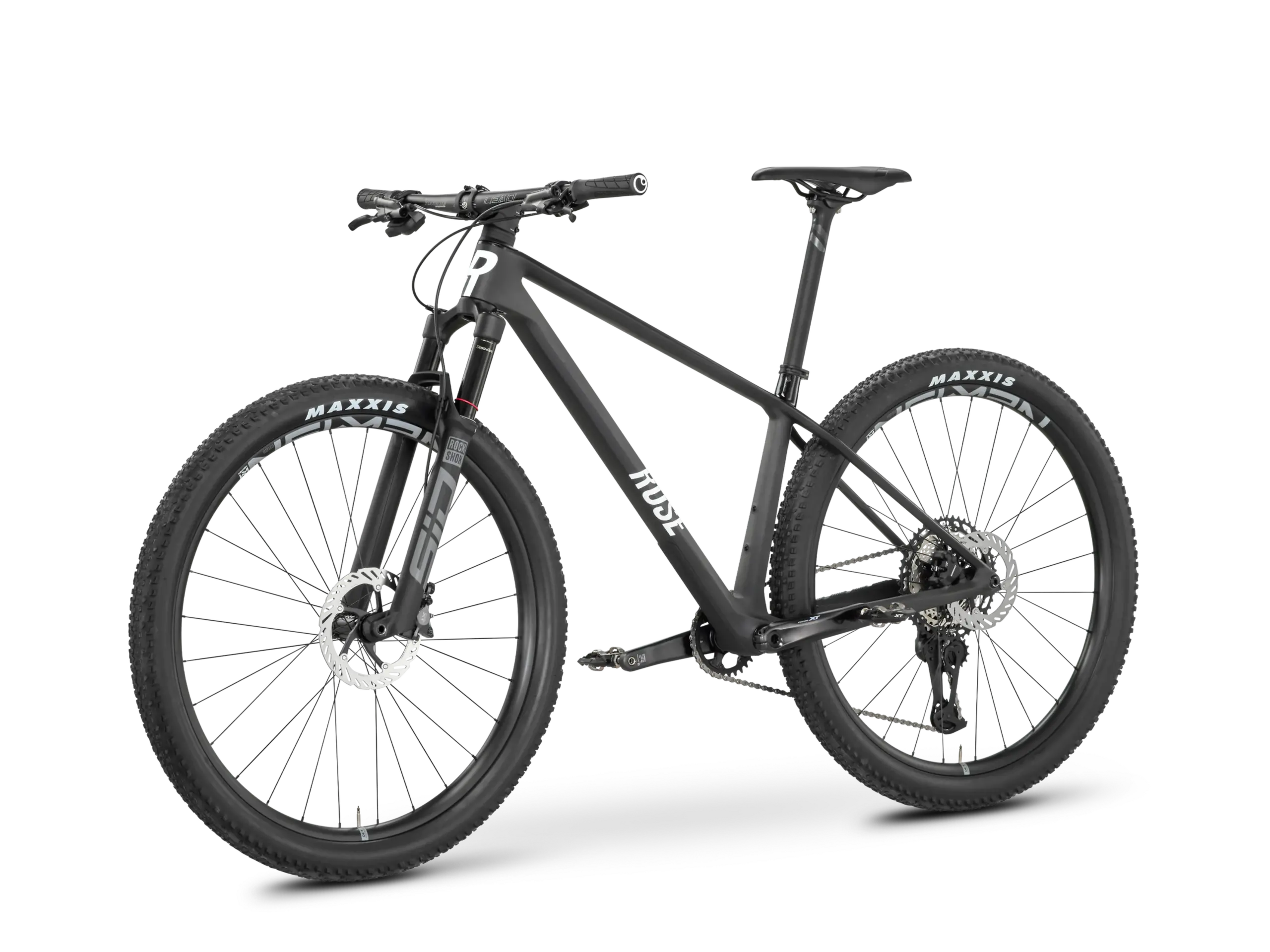 Schwarz lackiertes ROSE PDQ XT Di2 Mountainbike mit Maxxis-Reifen und Rock Shox Federgabel, isoliert vor schwarzem Hintergrund.